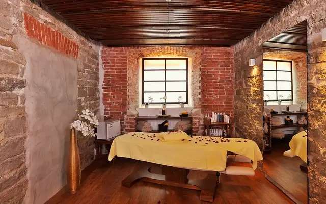 Tuğla duvarlı, gül yapraklı masaj odası — Esenler, Masaj Salonun