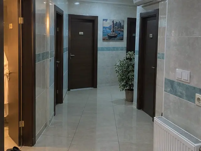 Açık mavi fayanslı koridor ve oda kapıları — Esenler, Masaj Salonun
